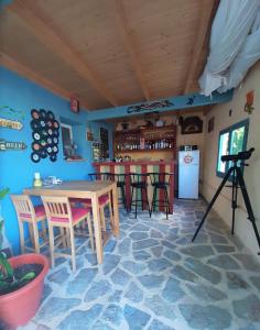una cucina con tavolo, sedie e bar di Casa Pura Vida a Relleu