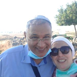 um homem e uma mulher posando para uma foto em Happiness Zimmer צימר האושר - גם לציבור הדתי em Nahariya