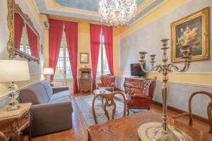 ヴェローナにあるCorte Realdi Suites Piazza Erbeのリビングルーム(ソファ、テーブル付)