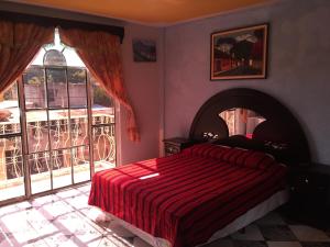 Un pat sau paturi într-o cameră la Hotel Amigo