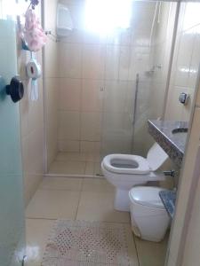 a bathroom with a shower and a toilet and a sink at Recanto Hórus próximo a Capitólio e Serra da Canastra in Piumhi