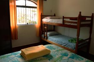 1 dormitorio con 2 literas y ventana en Que onda!, en Ubatuba