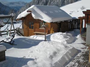 ラムサウ・アム・ダッハシュタインにあるApartment Villa Kernの雪のキャビン