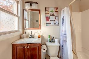 baño con lavabo y aseo y ventana en Luxurious house with largest hot tub & perfect retreat! en Lake Harmony