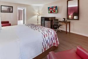 Кровать или кровати в номере Red Roof Inn Waco