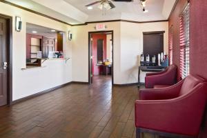 una sala de espera en un hospital con sillas rojas en Red Roof Inn Waco, en Waco