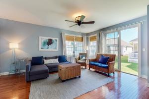 un soggiorno con divano, sedie e ventilatore a soffitto di Bayside Resort - 36251 Sunflower a Selbyville