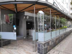 una tienda frente a un edificio con ventanas de cristal en Hotel Mediterraneo en Medellín