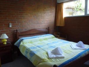 una camera da letto con un letto con asciugamani sopra di El Tilo a Colón