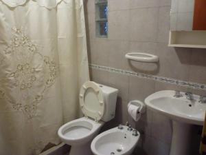 un bagno con un water e un lavandino di El Tilo a Colón