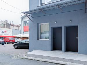 un edificio blu con due porte sul lato di Crystal Apartment Katowice IV a Katowice