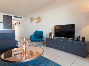 Et tv og/eller underholdning på Luxury Garden apartment with stunning Cannes Marina views