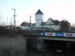 znak na moście przed budynkiem w obiekcie Ferienwohnung am KunstTurm w mieście Weimar