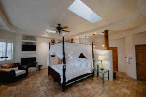 - une chambre avec un lit et un ventilateur de plafond dans l'établissement Hacienda del Avion, à Bisbee