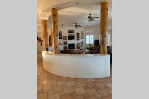 - un salon avec une table au milieu dans l'établissement Hacienda del Avion, à Bisbee