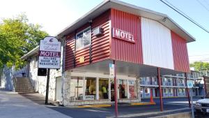 a motel building on the corner of a street at Cougar Land Motel in Pullman
