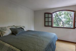 Un pat sau paturi într-o cameră la Chalé Canto do Vento Lapinha da Serra