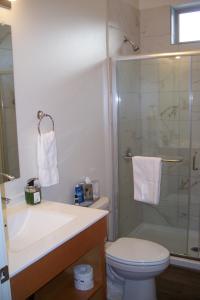 ein Badezimmer mit Toilette, Waschbecken und Dusche in der Unterkunft Terra Nova Cabins in West Yellowstone