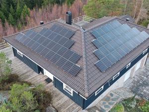 una vista aérea de un techo con paneles solares. en 8 person holiday home in Hen n en Henån