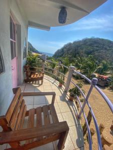 d'un balcon avec un banc et une vue sur les montagnes. dans l'établissement Colibri Hotel, à Cabo Corrientes