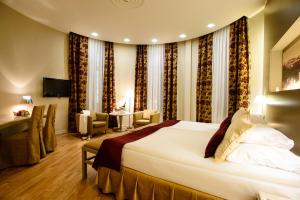 Postel nebo postele na pokoji v ubytování Opera Hotel