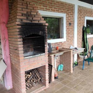 an outdoor brick oven with a table and a window at Sitio na Serra da Mantiqueira Águas do Canjarana in São Francisco Xavier