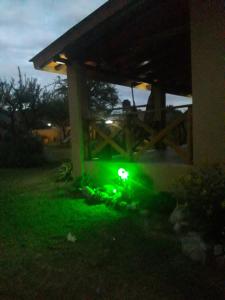 una luz verde bajo un porche por la noche en Estrella del Alma en Capilla del Monte