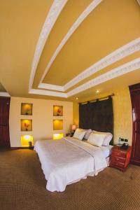 1 dormitorio grande con 1 cama grande en una habitación en Hotel Ruinas Resort en Huehuetenango