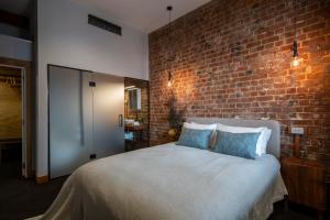 The Thomas Gregg Apartments客房内的一张或多张床位