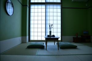 Nishijinにある京都有客のテーブルと大きな窓が備わる客室です。