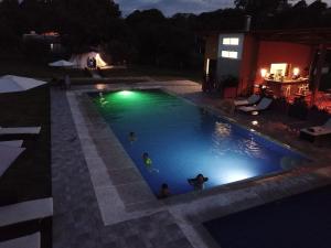 Der Swimmingpool an oder in der Nähe von Mangoo Glamping