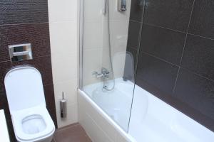 Ένα μπάνιο στο Hotel Praia Confort