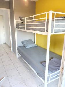 Schlafsaal mit Etagenbetten in der Unterkunft appartement 4/6 pers in Fréjus