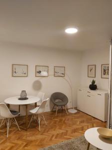 uma sala de estar com uma mesa e cadeiras e uma mesa em Apartment Markic Boras em Mostar