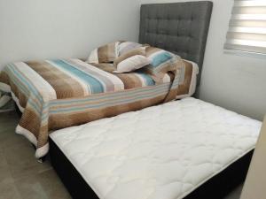 dos camas sentadas una al lado de la otra en una habitación en Reserva de la colina Apartasol 215 A, en La Tebaida
