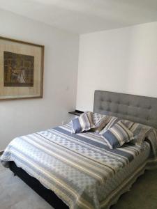1 cama en un dormitorio con una foto en la pared en Reserva de la colina Apartasol 215 A, en La Tebaida