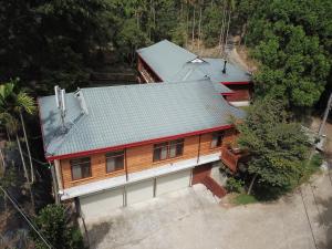 einen Blick über ein Haus mit grünem Dach in der Unterkunft Dreamwood Lodge 夢木小屋 in Dongshi