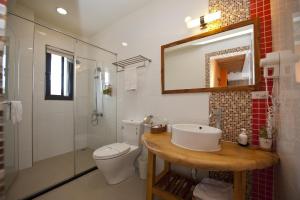 La salle de bains est pourvue d'un lavabo, de toilettes et d'un miroir. dans l'établissement 有棵樹特色民宿The Tree, à Hengchun Old Town