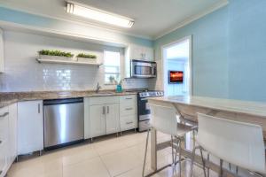 eine große Küche mit einem Tisch und Stühlen in der Unterkunft Tropic Terrace #40 - Beachfront Rental condo in St Pete Beach