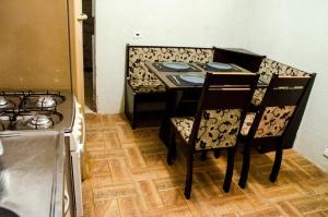 a kitchen with a table and chairs and a stove at Casa Próx.Aeroporto/10minutos do centro Curitiba in Curitiba