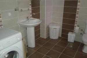 Koupelna v ubytování Rent: Nice 2 bedroom apartment close to all amenities, Didim, TURKIJE (MJ 2020-40)