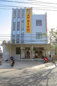 two motorcycles parked in front of a building at Khách Sạn An Bình Đảo Phú Quý in Phú Quý