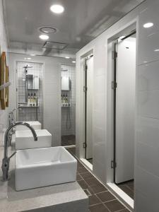 ein Badezimmer mit Waschbecken und Dusche in der Unterkunft Step Inn Myeongdong 1 in Seoul