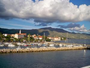 un puerto deportivo con barcos en el agua y una ciudad en Guesthouse Lučić, en Orebić