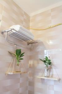 サパにあるSapa New Orient Hotelのバスルーム(植物棚2つ付)