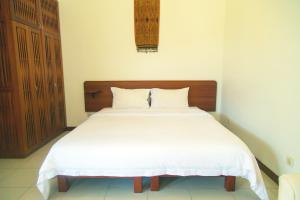 Uma cama ou camas num quarto em Rungan Sari Meeting Center & Resort
