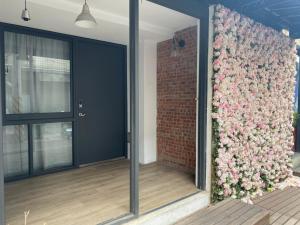 una pared de flores al lado de un edificio en Donghai Cottage Backpack Inn Suite, en Longjing