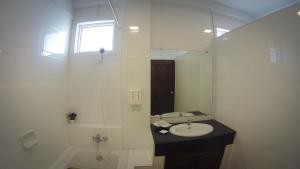 Bilik mandi di Hotel Yankin
