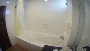 Bilik mandi di Hotel Yankin