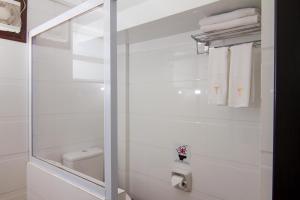Bilik mandi di Hotel Yankin